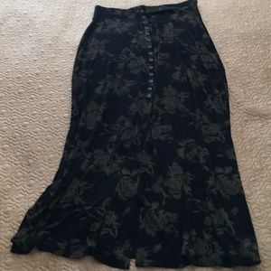 Long Black Non-Wrinkle Travel Skirt Size LP💄🌟